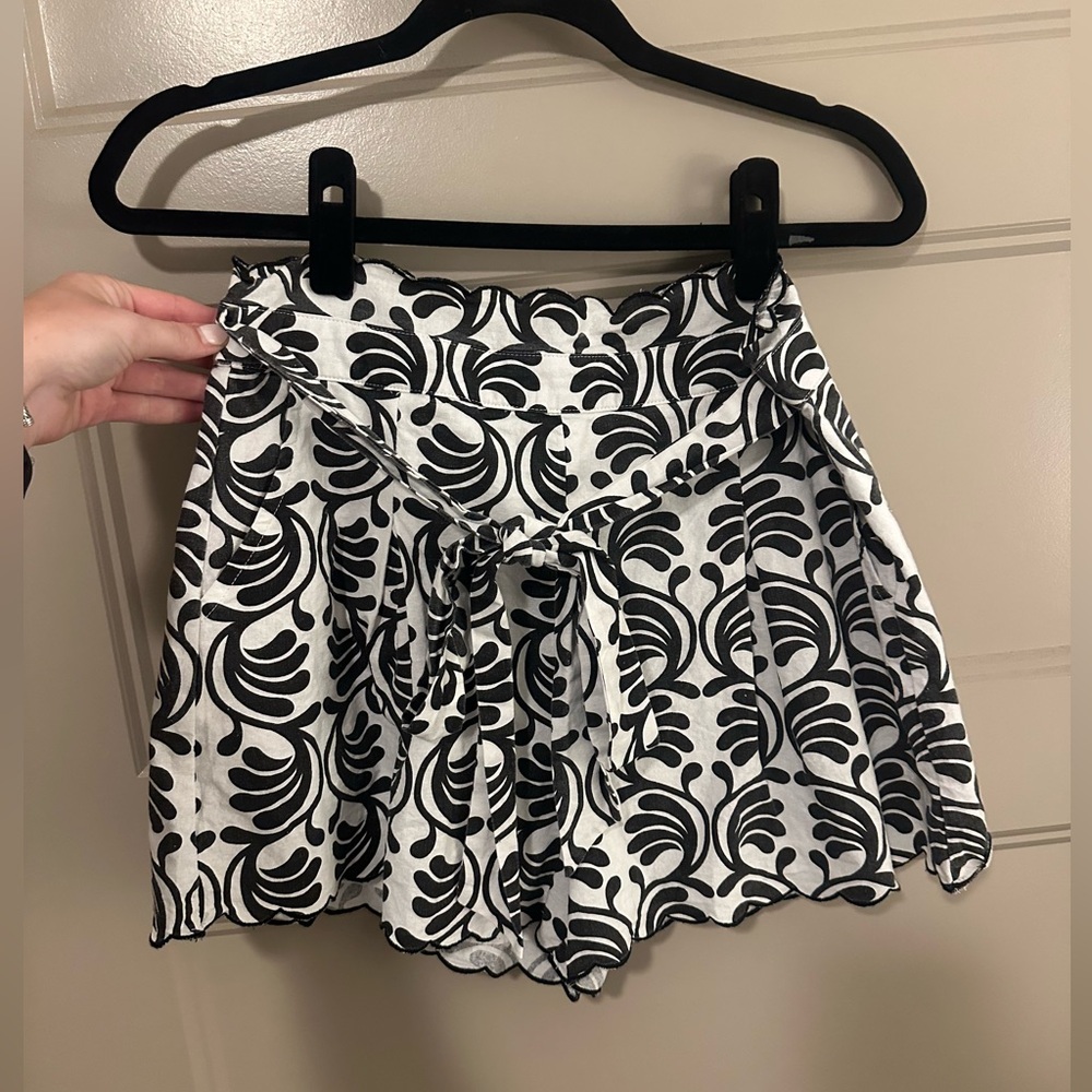 Anna Rae black & white pattern shorts with waist tie